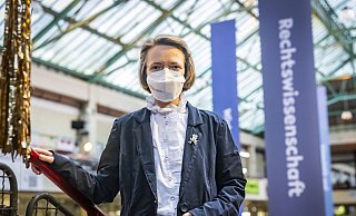 Die Juristin Annika Marx hat an der Uni Bielefeld das Erste Staatsexamen mit Bestnote bestanden. Weil sie an Long Covid erkrankt ist, muss sie bei der Absolventenfeier eine FFP2-Maske tragen. - Sarah Jonek