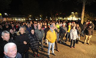 Rund 250 Bürger protestierten kurz vor der Corona-Pandemie gegen die AfD und deren Veranstaltung im Bürgerhaus. (Archivbild) - Joern Spreen-Ledebur (Archiv) Rund 250 Bürger protestierten kurz vor der Corona-Pandemie gegen die AfD und deren Veranstaltung im Bürgerhaus. (Archivbild) - Joern Spreen-Ledebur (Archiv)