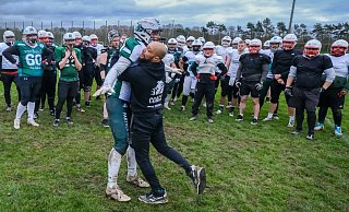 Der Coach packt zu: Bert Smith demonstriert, wie der Gegenspieler im Idealfall zu stoppen ist. - Andreas Zobe