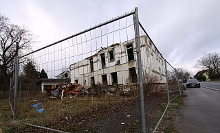 Nach dem Brand in dem ehemaligen Bordell 2021 hat der Kreis Herford die Ruine mit einem Bauzaun gesichert. - Privat