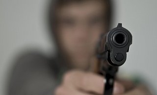 Drei Männer aus Bad Oeynhausen haben einen vierten Mann am Hallenbad in den Kofferraum ihres AMG-Mercedes gezwungen und dann an einem See so getan haben, als wollten sie ihn hinrichten. - Verwendung weltweit Modelfreigabe vorhanden. ! Keine Weitergabe an Wiederverkäufer.