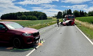 Auf der Braker Straße sind zwei Pkw frontal zusammengestoßen. - Feuerwehr Detmold