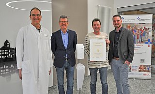 Das Hygiene-Team rund um dessen Leiter Uwe Riedesel (2. v. r.) freut sich über das Goldzertifikat der Aktion Saubere Hände. Es gratulierten (v. l.) der stellvertretende Ärztliche Direktor Torsten Meier, Heiner Gellhaus und Pflegedirektor Sebastian Schröder. - Brüderkrankenhaus St. Josef