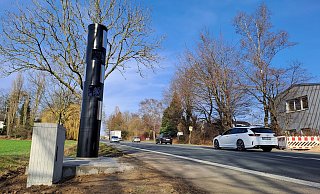 Schwarz und glänzend ragt der Starenkasten an der Hansastraße in den Himmel. Im vergangenen Jahr hatte er gut zu tun und löste im Schnitt sechs Mal pro Tag aus. - Peter Heidbrink