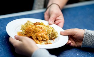 Ein warmes Essen gibt es zum Beispiel bei der Padermahlzeit. Immer mehr Menschen in Paderborn sind auf solche Hilfsangebote angewiesen, besonders jetzt mit den aktuellen Preissteigerungen. (Symbolbild) - Hauke-Christian Dittrich
