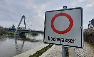Hochwasserwarnschilder an der Weserbrücke in Höxter: Der Pegel wird in den kommenden Tagen wieder steigen. - David Schellenberg