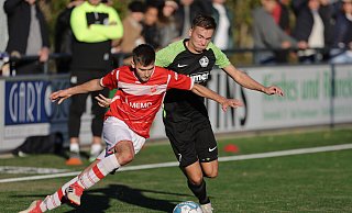 Voller Einsatz: Der Steinhagener Daniel Kuchorz (l.) befindet sich im Zweikampf mit Lohes Robin Leo Faulstich. - Benjamin Bueschenfeld | benjamin@sportfoto-owl.de