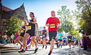 Ein hartes Stück Arbeit für die Läufer bei fast 30 Grad in der Bielefelder Innenstadt. - Mike-Dennis Mller / www.mdm.photo
