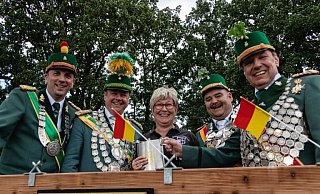 Könige unter sich: Michael Neumann (Wewer, v. l.), Olaf Pippert (Schloß Neuhaus), Zeremonienmeisterin Tilla Menne, Bezirks- und Döizesankönig Bernd Petermeier (Benhausen) und Theo Joachim (Elsen). - Christoph Poguntke
