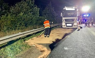 Der ausgelaufene Kraftstoff wird von den Feuerwehrleuten mit Ölbindemittel abgeschüttet. - Feuerwehr Vlotho