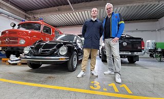 In einer der Hallen der Remise können Oldtimer, Sportwagen und Wohnmobile sicher abgestellt werden. Mehr als 100 Stellplätze sind schon vergeben, berichten Geschäftsführer Wilhelm Mormann (rechts) und Projektleiter Sven Unger. - Florian Weyand
