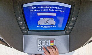 Zwei Unbekannte sollen Geld mit einer fremden EC-Karte abgehoben haben. - Ruediger Kottmann