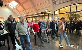 Bettina Riedel (r.) von der Tanzschule Roemkens animierte die Besucher in der Markthalle zum Mittanzen. Viel Mühe hatte sie nicht damit. Die Tanzlust bei den Herfordern war groß. - Natalie Gottwald