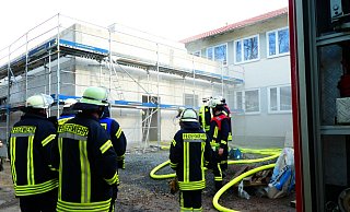 Die Feuerwehr rückte mit zahlreichen Einsatzkräften aus. - Michaela Bast