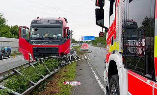 Durch einen Reifenplatzer kommt ein Sattelzug auf der A33 bei Paderborn in Höhe Schloß Neuhaus ins Schleudern, touchiert einen Pkw und kommt schließlich in der Mittelschutzplanke zum Stehen. - Ralph Meyer