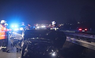 Bei einem schweren Verkehrsunfall zwischen drei beteiligten Fahrzeugen werden am Samstagabend auf der A2 Nähe der Abfahrt Herford-Ost fünf Personen zum Teil schwer verletzt. Im Hintergrund ist der Stau zu erkennen. - Claus Frickemeier