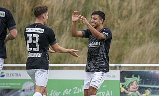 Zweifacher Torschütze: Tolga Dogan (r.) gelang beim 3:2-Sieg seines SV Rödinghausen II gegen den TuS Hiltrup unmittelbar vor der Pause ein Doppelpack. - Joel Beinke