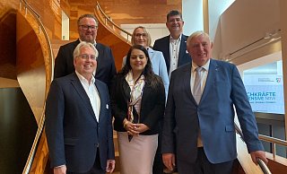 Landrat Jürgen Müller (v. l.), Björn Böker von der OWL GmbH, Melanie Taube von der Regionalagentur OWL, Rajan Sawhney, Ministerin für höhere Bildung im kanadischen Bundesstaat Alberta, Geschäftsführer Uwe Bergmann, Minister Karl-Josef Laumann. - Jobst Lüdeking