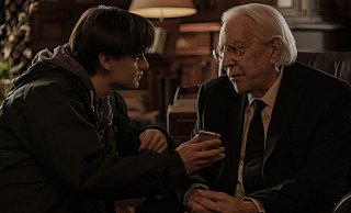 Craig (Jaeden Martell) verbindet mit Mr. Harrigan (Donald Sutherland) eine besondere Freundschaft. Dem alten Mann schenkt er ein neues iPhone. - Nicole Rivelli/Netflix