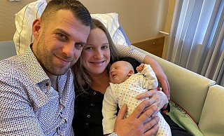 Das Neujahrsbaby in der Kinderklinik St. Louise heißt Mia Holovchenko, hier gemeinsam mit ihren Eltern Nico-André Glanz und Olesia Holovchenko. - St.-Vincenz-Kliniken