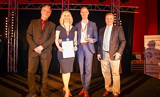 Das Ehepaar Laura und Alexander Voges wurde zu Sportlerin und Sportler des Jahres gewählt. Sie bekamen den Glaspokal von Jürgen Berger und Tim Kähler überreicht. - Yvonne Gottschlich