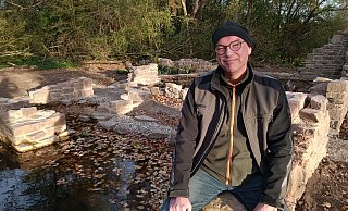 Aus Sandsteinen, die bei den Bauarbeiten zutage kamen, hat Martin Bieber aus Fürstenau den Wassergarten auf der Landesgartenschau in Höxter gebaut. - LGS Höxter/Manuela Puls