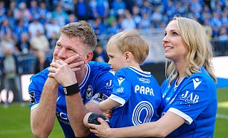 Fußball-Legende und Familienvater: Fabian Klos (36) mit seiner Frau Nadine (34) und dem gemeinsamen Sohn Marlo (1). - Andreas Zobe