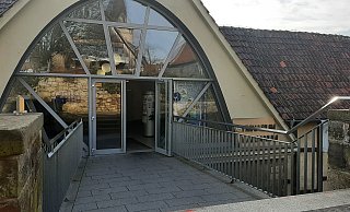 Ins Gymnasium Marianum drang am Dienstagmittag ein Mann ein und löste Großalarm aus. - Dieter Scholz