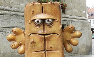 Die Kika-Figur Bernd, das Brot, hat längst Kultstatus erreicht. In Erfurt gibt es eine große Skulptur und als Walking-Act kommt er am Wochenende zum Museum Schloss Fürstenberg. - Pixabay/Joachim Meisehen