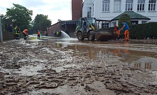 Schlamm so weit das Auge reicht: Die Lother Straße in Steinheim musste nach starkem Regen im September aufwendig von den Schlammmassen gereinigt werden. - David Schellenberg