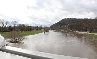 So voll wie auf diesem Archivfoto ist die Weser aktuell zwar nicht, regnet es weiterhin, könnte sich das rasch ändern. - Archivfoto: Burkhard Battran