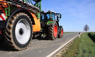 Frisch vom Feld: Ein Gülle-Trecker ist auf der Kreisstraße 4 bei Eversen unterwegs. Die Fahrbahn wurde bereits zuvor durch einen Kollegen verschmutzt. - David Schellenberg