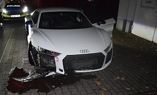 Durch den Unfall entstand ein Sachschaden am Audi von mehreren tausend Euro. - Kreispolizeibehörde Herford