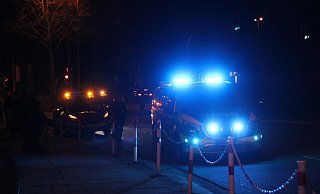 Zahlreiche Streifenwagen eilten mit Blaulicht zum Go Parc. - Claus Frickemeier