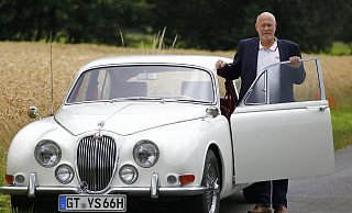 Frithjof Meißner aus Kaunitz hat sich mit diesem Jaguar S aus dem Baujahr 1966 in der Farbe „Old English White“ einen Traum erfüllt. Dieses Modell wurde nur in einer Stückzahl von rund 15.000 hergestellt, davon lediglich ein Drittel als Linkslenker für den europäischen Festlandsmarkt. - Thoering33161 Hoevelhof