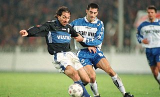 Arminia Bielefelds Thomas Stratos (r.) versucht beim 1:1 gegen Schalke 04 in der Bundesligasaison 1997/1998, den Schalker Jiri Nemec zu stoppen. - imago sportfotodienst