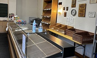 In dieser Woche wird ausgeräumt: Die Bäckerei-Filiale Reineke im Weldaer Musikhaus hat seit Samstag geschlossen. Hintergrund ist ein Beschluss des örtlichen Musikvereins, das Haus aufzugeben. Doch den Bäcker aus Daseburg plagen ganz andere Sorgen. - H. Kuhaupt