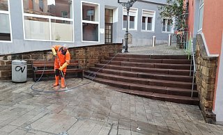 Mitarbeiter der Städischen Betriebe reinigten den Bereich rund um die Treppe und entfernten auch den Spruch "Alle Willkommen". - Ilja Regier