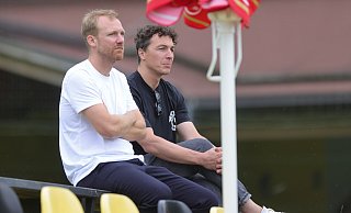 Österreichs Ex-Nationalspieler Julian Baumgartlinger (r.) unterhielt sich beim Training angeregt mit SCP-Sportchef Benjamin Weber. Beide kennen sich aus alten Mainzer Zeiten. - Oliver Krato