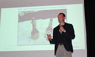 Diplom-Meteorologe Friedrich Föst erklärte in seinem Vortrag die Veränderungen des Klimas. - Eric Pielsticker