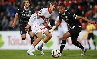Joel Felix (rechts) und die Arminen boten eine ganz schwache Partie gegen den VfB Stuttgart II. - IMAGO/Pressefoto Baumann