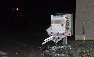 Der Zigarettenautomat in Kirchlengern wurde ziemlich demoliert. Der reine Sachschaden liegt bei 2.000 Euro. Foto: Polizei Herford - Polizei Herford