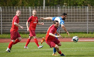 Kaum zu bremsen: Herfords Oguz Peker (2. v. r.) rasselt im Kampf um den Ball mit Omar Khaled zusammen, der mit zwei Treffern und einer Vorlage maßgeblichen Anteil am 3:0-Sieg des FC Bad Oeynhausen hatte. - Yvonne Gottschlich