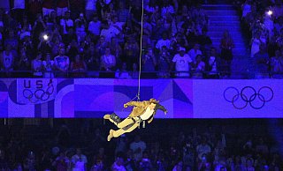 Wenige Minuten vor dem Ende der Olympia-Abschlussfeier seilte sich Superstar Tom Cruise vom Dach des Stade de France ab und nahm Olympische Flagge in Empfang. - Michael Kappeler