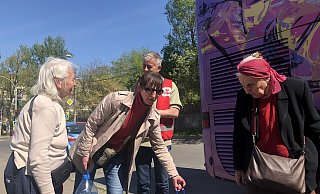 "Babuschka" Galina Nikolajena (r.), ihre Tochter Natalja und die Freundin Olga (alle aus der Region Odessa) kurz vor dem Einstieg am Reisebus in Chisinau mit Ziel Stuttgart. - Jan Emendörfer