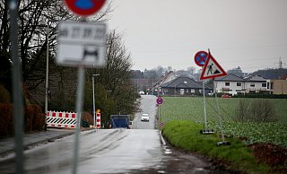 Voraussichtlich bis Ende Februar muss die Bindingstraße noch als ungewollte Umleitungsstrecke für die teilgesperrte Borriesstraße herhalten. Für die Anwohner, besonders in Richtung Gerhart-Hauptmann-Straße, eine große Belastung. - Gerald Dunkel