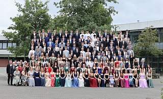 Die Schülerinnen und Schüler des zehnten Jahrgangs der Gesamtschule Hüllhorst mit ihren Klassenlehrerinnen und -lehrern. - Foto Pescht