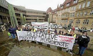Der Protest der privaten ambulanten Pflegedienste vorm Rathaus in Bielefeld. - Peter Unger