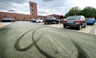 Rund um den Gütersloher Marktplatz hat sich die Tuning- und Raserszene mit ihren nächtlichen Aktionen verlagert. Das Bild zeigt Spuren von Reifenabrieb (Donuts) von nächtlichen Beschleunigungs- Cruising- und Bremsmanövern. - Andreas Frücht