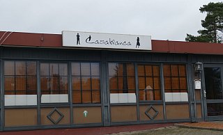 In dieser Lokalität an der Neißer Straße gab es in der Nacht von Freitag auf Samstag einen mehrstündigen Polizeieinsatz. Der Betreiber muss jetzt mit einer Anzeige wegen des Verdachts auf illegalen Spielbetrieb rechnen. - Klaus Frensing